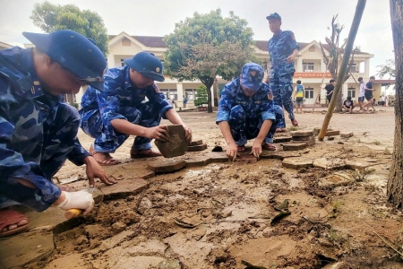 Giữa đổ nát sau bão, tình quân dân càng thêm gắn bó