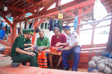 Hải đoàn 42 đồng hành cùng ngư dân Cà Mau chống khai thác IUU, đẩy lùi hiểm họa ma túy