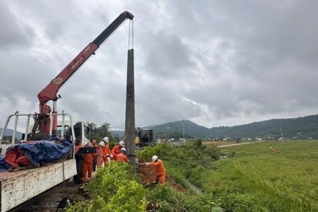 Tổng công ty Điện lực miền Bắc đồng hành cùng Nghệ An khắc phục hậu quả bão số 5