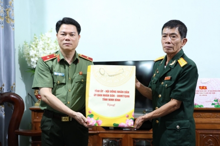 Giám đốc Công an tỉnh Ninh Bình thăm, tặng quà gia đình chính sách, người có công với cách mạng