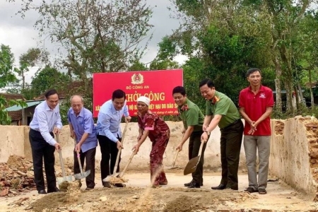 Bộ Công an hỗ trợ xây dựng nhà cho hộ dân bị thiệt hại nặng trong bão số 5