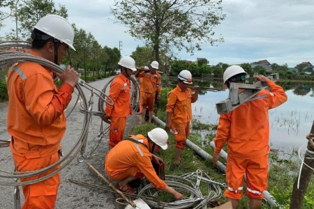 EVNNPC đã cấp điện trở lại cho hơn 95% khách hàng bị ảnh hưởng bởi bão số 5