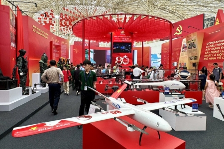 Triển lãm Thành tựu đất nước thu hút đông đảo người dân đến tham quan