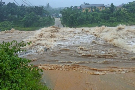 Quảng Trị: Bão số 6 gây mưa lớn, lũ lên nhanh khiến nhiều vùng bị ngập sâu và chia cắt
