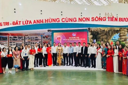 Triển lãm thành tựu đất nước tại Quảng Trị thu hút đông đảo khách tham quan