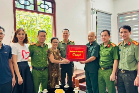 Giám đốc Công an tỉnh Thanh Hóa thăm, tặng quà các gia đình người có công nhân dịp Quốc khánh 2/9