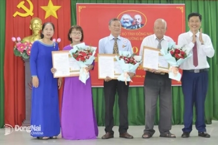 Đồng Nai: Trao tặng Huy hiệu Đảng cho 1.188 đảng viên dịp Quốc khánh 2/9