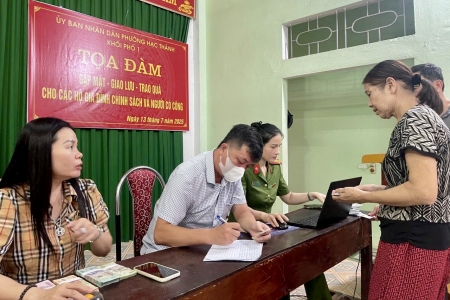 Công an Thanh Hóa hỗ trợ người dân nhận quà nhân dịp 80 năm Cách mạng Tháng Tám và Quốc khánh 2/9