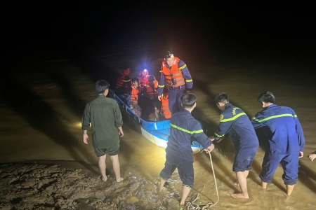 Công an Quảng Trị kịp thời cứu thêm 6 người dân bị mắc kẹt do mưa lũ trong đêm