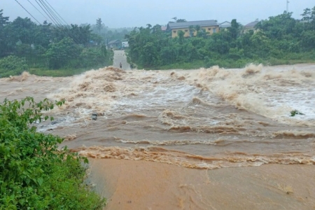 Quảng Trị: Nhiều tuyến đường bị chia cắt do sạt lở và ngập lụt sau bão số 6