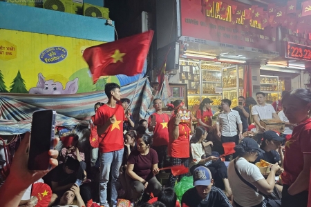 Người dân thức xuyên đêm đợi lễ diễu binh, diễu hành mừng Quốc khánh