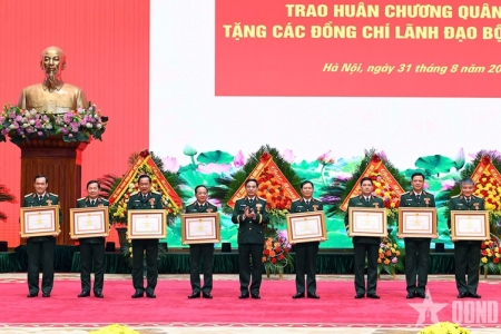 Trao Huân chương Quân công tặng các đồng chí lãnh đạo Bộ Quốc phòng