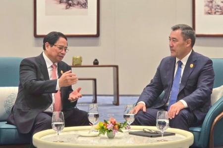 Thủ tướng Phạm Minh Chính gặp Tổng thống Kyrgyzstan