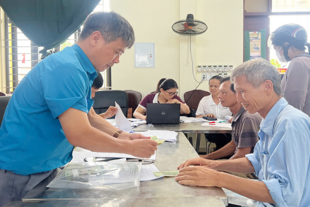 Bắc Ninh: Người dân phấn khởi nhận quà dịp Quốc khánh 2/9