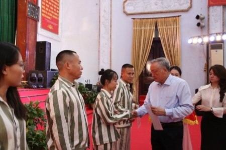 Phó Thủ tướng Thường trực Nguyễn Hòa Bình dự Lễ công bố Quyết định đặc xá tại Trại giam Phú Sơn 4