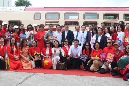 Bắc Ninh: Đoàn khách đầu tiên của tàu du lịch "Hà Nội 5 cửa ô" đến thăm Đền Đô