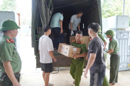 Công an tỉnh Thanh Hóa tăng cường lực lượng, nhu yếu phẩm khắc phục hậu quả mưa bão tại xã Yên Nhân