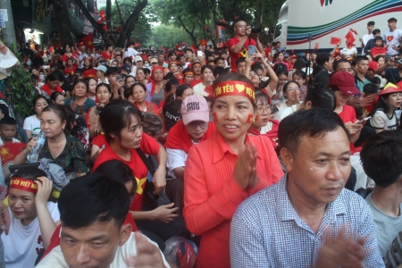 Không khí hào hùng trên phố Nguyễn Thái Học: Người dân xúc động trong lễ Quốc khánh A80