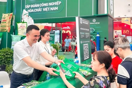 Người tiêu dùng yêu thích sản phẩm của Vinachem tại Triển lãm thành tựu đất nước