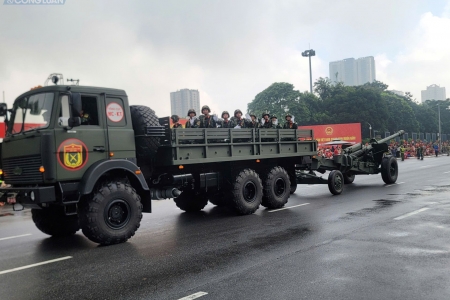 Mặc trời mưa, hàng triệu người dân hòa cùng không khí rộn ràng đại lễ Quốc khánh 2/9 ngắm khí tài diễu binh