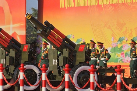 Biển người tập trung quanh Sân vận động Mỹ Đình để được chứng kiến màn khai hỏa của dàn pháo lễ