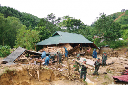 Lực lượng vũ trang tỉnh Thanh Hóa nỗ lực giúp đỡ nhân dân vùng lũ