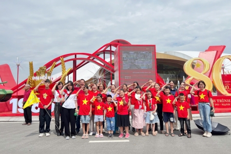 Hàng nghìn người dân Bắc Ninh phấn khởi đi xe miễn phí tham quan Triển lãm thành tựu đất nước tại Hà Nội