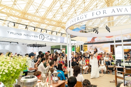 Các người đẹp tỏa sáng cùng Trung Nguyên Legend tại triển lãm A80