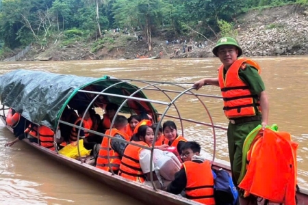 Công an xã Lượng Minh giúp học sinh qua sông tựu trường sau lũ