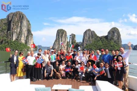 Đoàn đại biểu quốc tế thăm Quảng Ninh