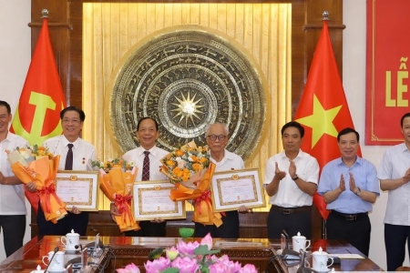 Trao tặng Huy hiệu Đảng cho các đồng chí nguyên lãnh đạo tỉnh Thanh Hóa