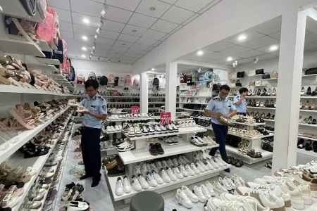 Lực lượng Quản lý thị trường Gia Lai triệt phá cơ sở buôn bán hàng giả mạo nhãn hiệu trị giá gần 269 triệu đồng