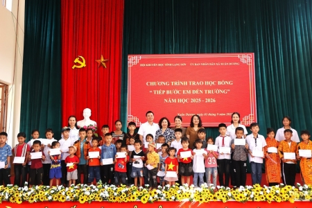 Lạng Sơn: Hơn 200 học sinh được nhận học bổng “Tiếp bước em đến trường” nhân dịp năm học mới
