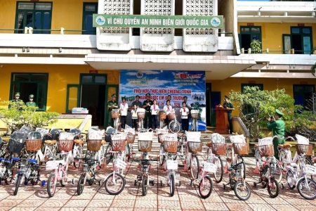 Quảng Trị: Trao 45 xe đạp và nhiều phần quà cho học sinh khó khăn