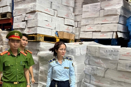 Một doanh nghiệp bị xử phạt 8,2 triệu đồng vì kinh doanh 16 tấn xương lợn quá hạn