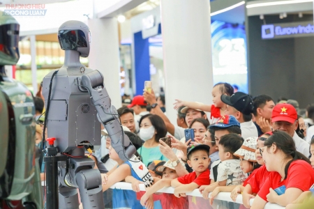 Biển người đổ về triển lãm 80 năm thành tựu, học sinh háo hức tham quan trước thềm khai giảng