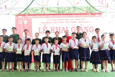 Hàng nghìn quyển vở yêu thương được trao đầu năm học mới