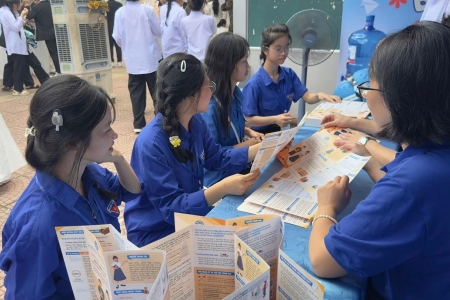 Gian hàng tư vấn của BHXH Tiên Lãng thu hút đông đảo học sinh, phụ huynh và giáo viên