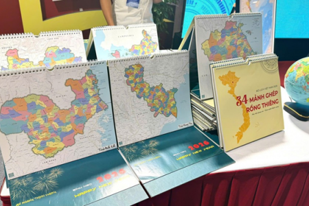 Ra mắt các ấn phẩm “Bản đồ Việt Nam 34 tỉnh, thành” tại Triển lãm thành tựu đất nước