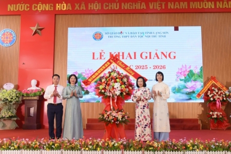 Chủ tịch HĐND tỉnh Lạng Sơn dự Lễ khai giảng năm học mới tại Trường THPT Dân tộc nội trú tỉnh