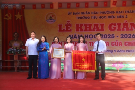 Trường Tiểu học Điện Biên 2 vinh dự đón nhận Cờ thi đua của Thủ tướng Chính phủ