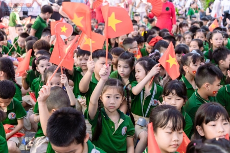 Ngày khai giảng 2025-2026, học sinh Hà Nội nô nức đến trường trong niềm hân hoan
