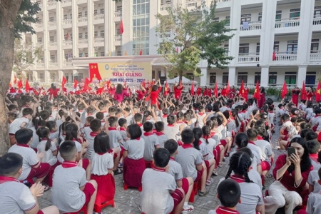 Hơn 945.000 học sinh Nghệ An khai giảng năm học mới trong khí thế đổi mới