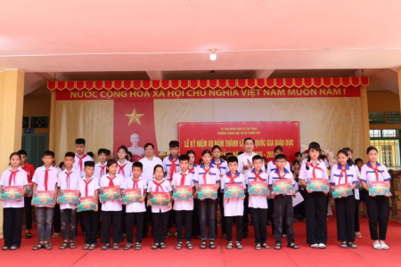 Vietcombank trao 8.000 suất học bổng ‘Cùng em tiến bước’ cho học sinh nghèo vượt khó