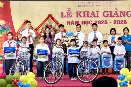Bảo Việt Nhân thọ Lạng Sơn trao tặng 16 xe đạp và 38 ba lô cho học sinh nghèo hiếu học