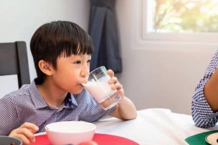 Uống sữa lúc bụng rỗng: Hại nhiều hơn lợi
