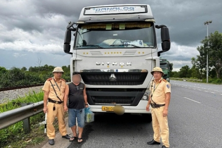 Quảng Trị: Phát hiện xe container vận chuyển pháo nổ trái phép