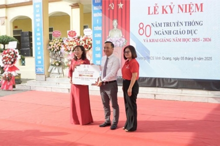 Hải Phòng: Trao tặng 30 máy tính bảng cho thầy và trò Trường THCS Vinh Quang