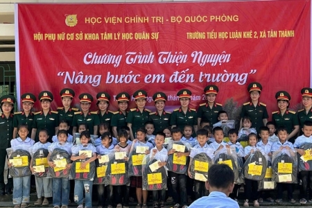 Hội Phụ nữ Khoa Tâm lý học quân sự - Học viện Chính trị đồng hành “Nâng bước em tới trường” tại Thanh Hóa