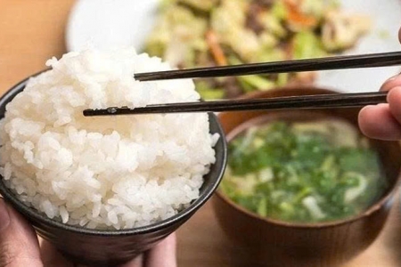 Thói quen ăn cơm sai cách gây hại cho sức khỏe nhưng vẫn phổ biến hàng ngày